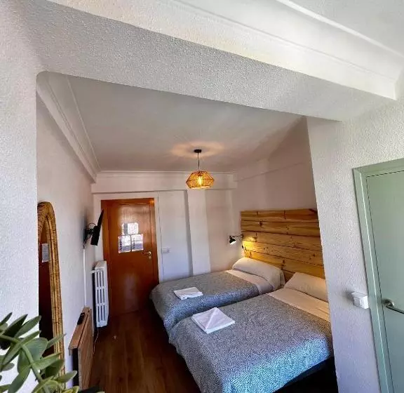 پانسیون Hostal Atuaire Home