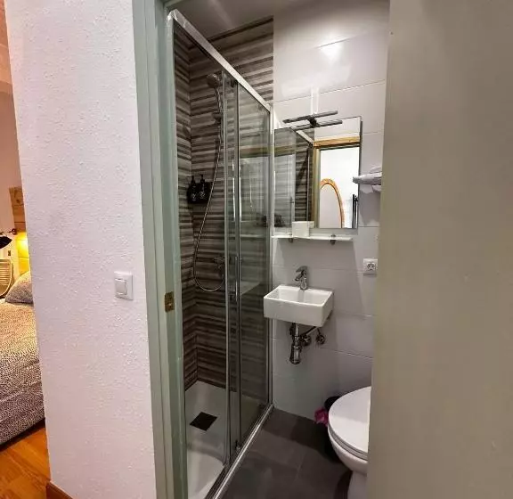 پانسیون Hostal Atuaire Home