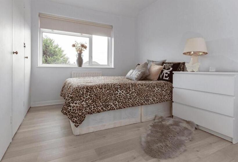 بنسيون Heathrow Plane Spotters Lodge