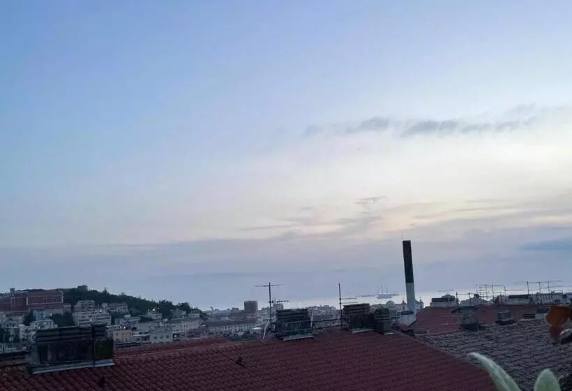 تختخواب و صبحانه Piccola Accogliente E Luminosa Camera In Appartamento Con Terrazza Vista Mare