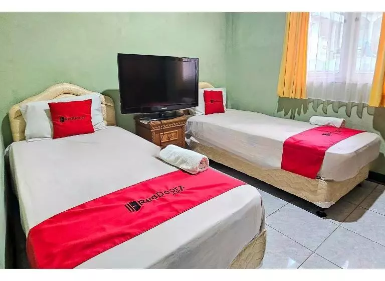 Hotelli Reddoorz At Linggarjati Kuningan