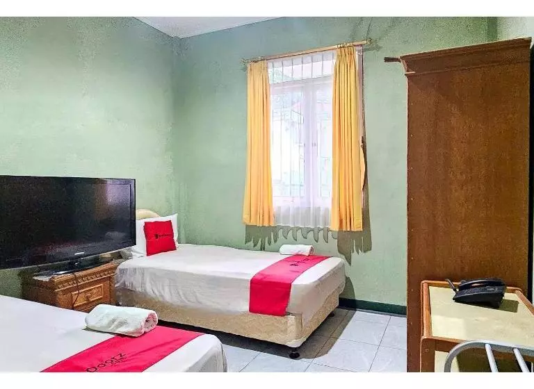 Hotelli Reddoorz At Linggarjati Kuningan