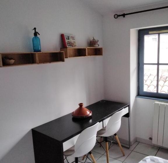 تختخواب و صبحانه Les Toitures De Nîmes