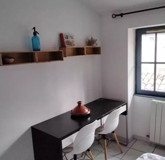 تختخواب و صبحانه Les Toitures De Nîmes