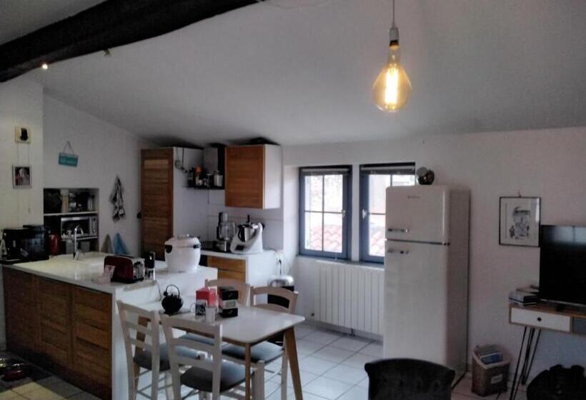 تختخواب و صبحانه Les Toitures De Nîmes