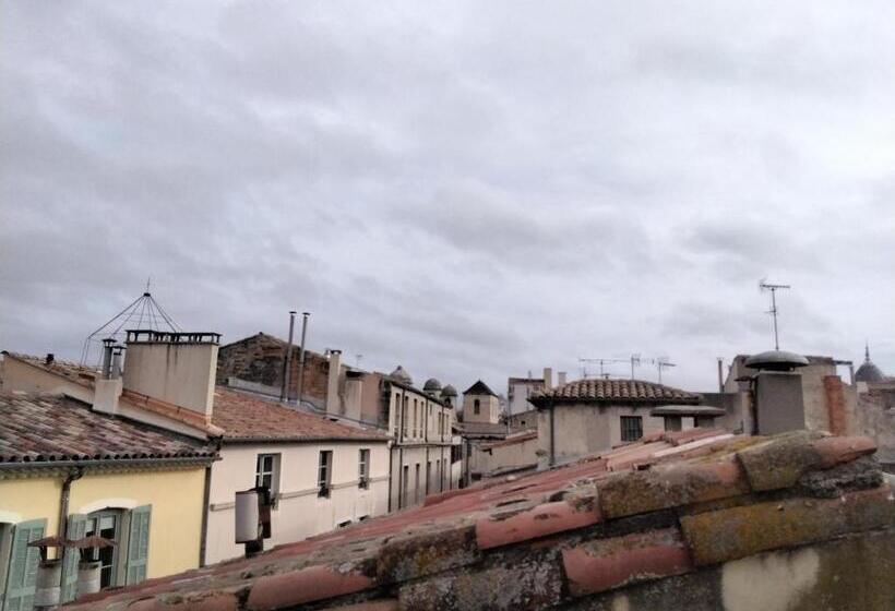 تختخواب و صبحانه Les Toitures De Nîmes