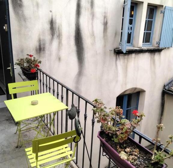 تختخواب و صبحانه Les Toitures De Nîmes