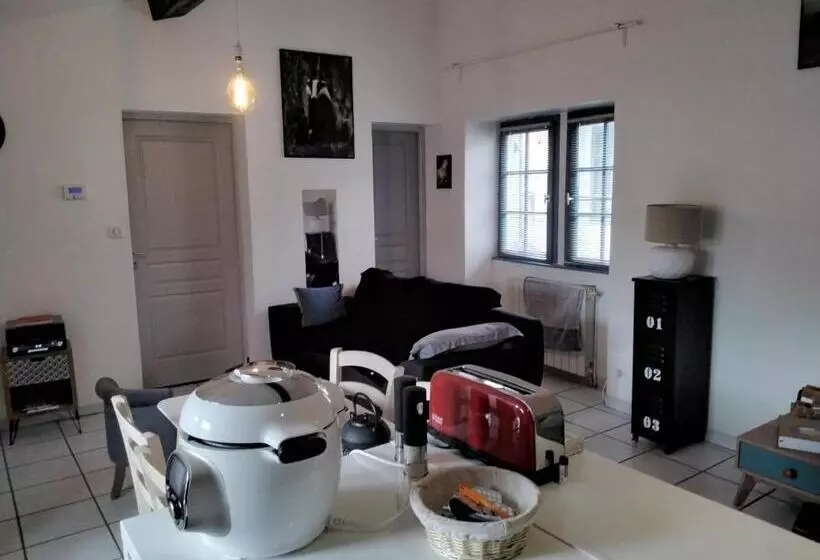 تختخواب و صبحانه Les Toitures De Nîmes