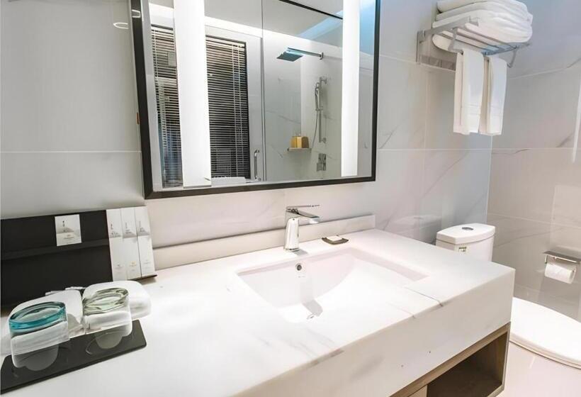 Borrman Hotel Qianjiang High Speed Railway Station Lobster City