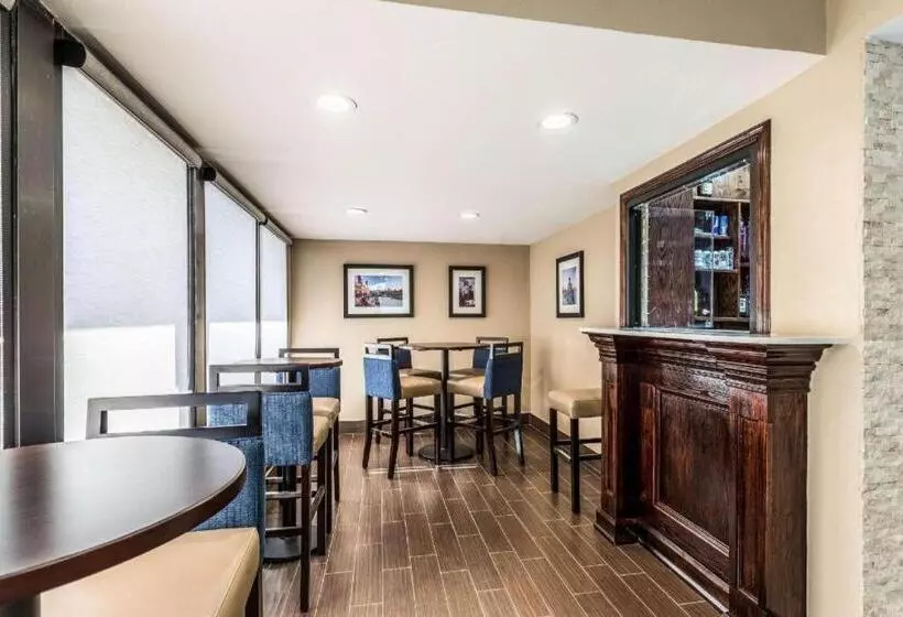Hotelli Comfort Inn Downtown