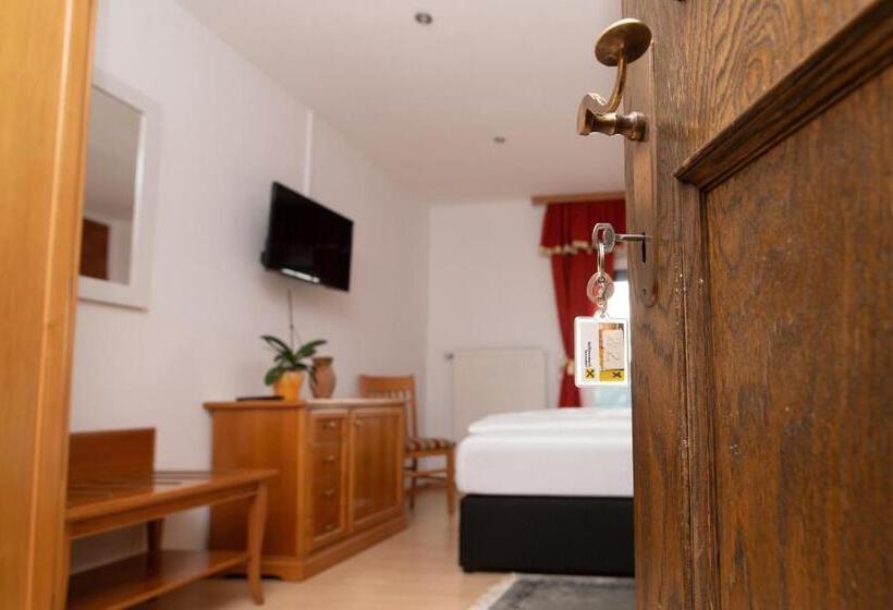 הוסטל Gasthof Tauser