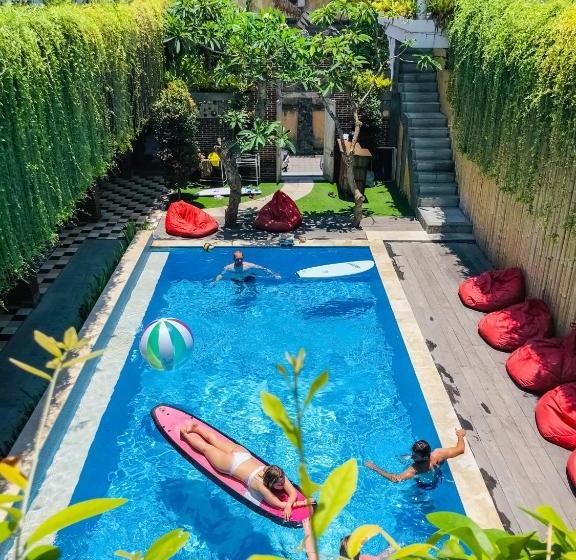 ユースホステル Mojosurf Camp Canggu