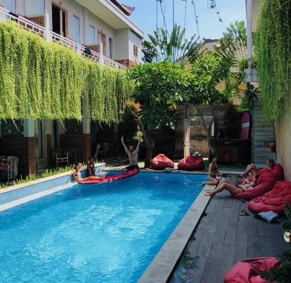 ユースホステル Mojosurf Camp Canggu