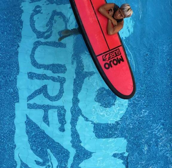 ユースホステル Mojosurf Camp Canggu