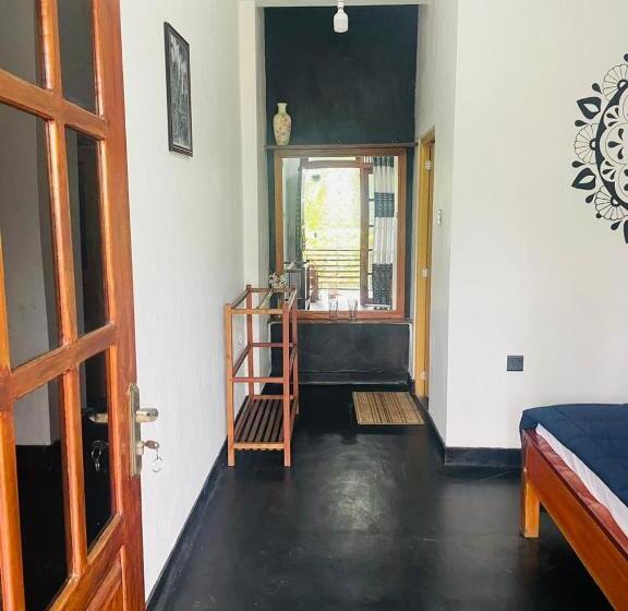 Pensão Sheli S Nest   Ella