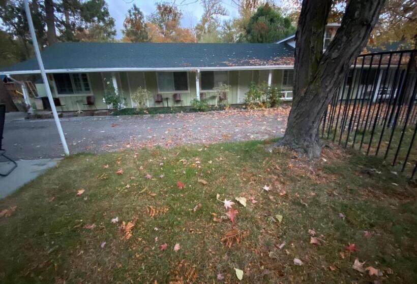 ホテル Seven Circles Lodge&retreat