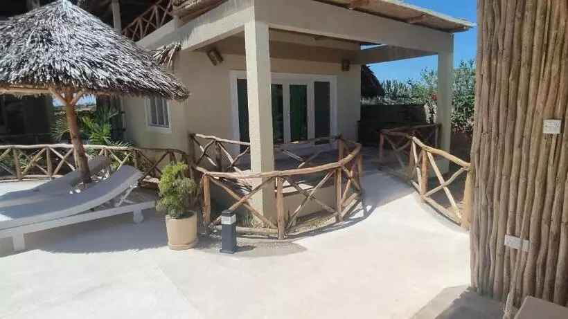 تختخواب و صبحانه Ocean Zuri Villa