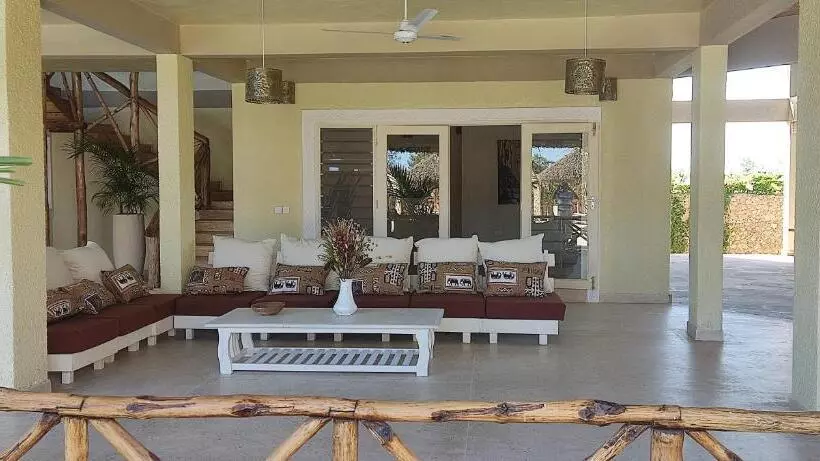 تختخواب و صبحانه Ocean Zuri Villa