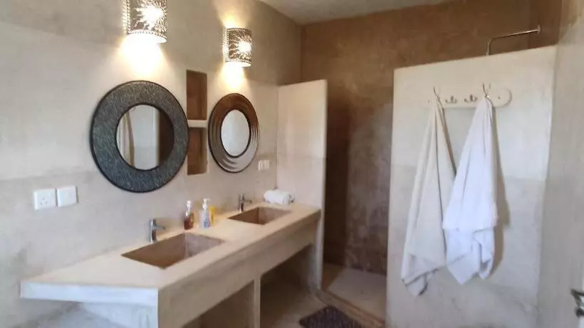 تختخواب و صبحانه Ocean Zuri Villa