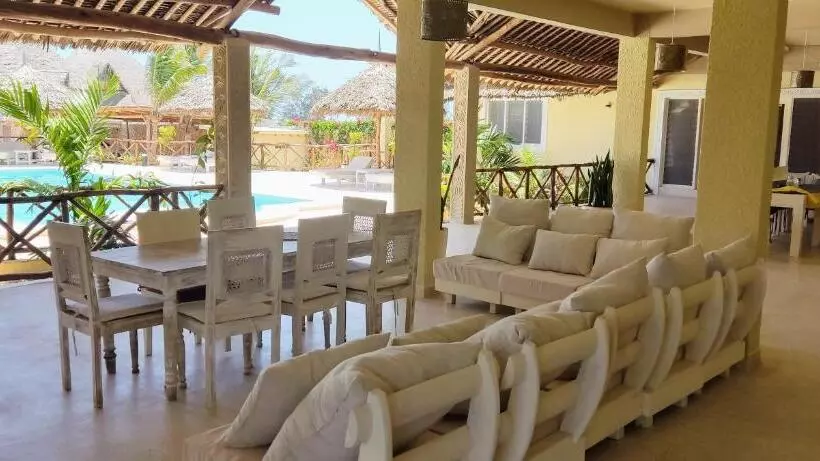 تختخواب و صبحانه Ocean Zuri Villa
