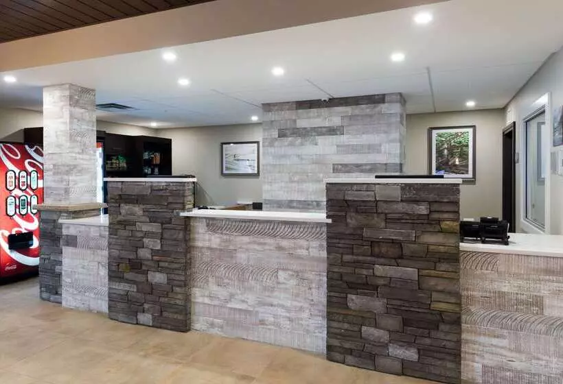هتل Ramada By Wyndham Revelstoke