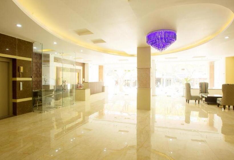 ホテル Vibhav Grand