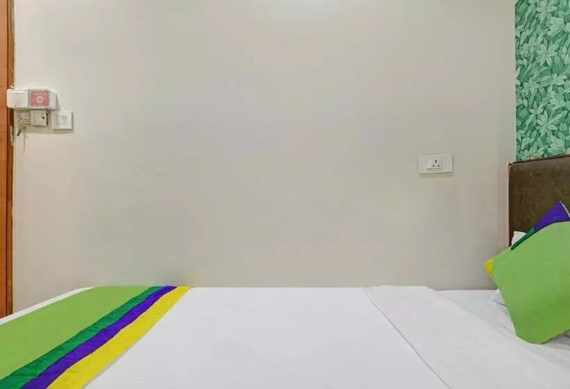 Collection O Hotel Johri Residency