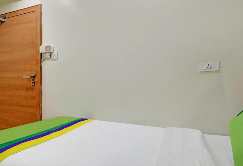 Collection O Hotel Johri Residency