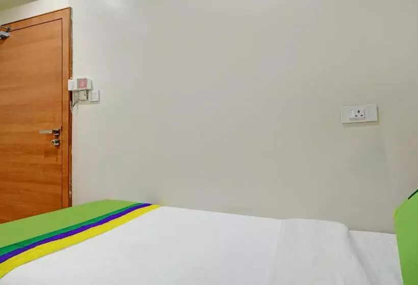 Collection O Hotel Johri Residency