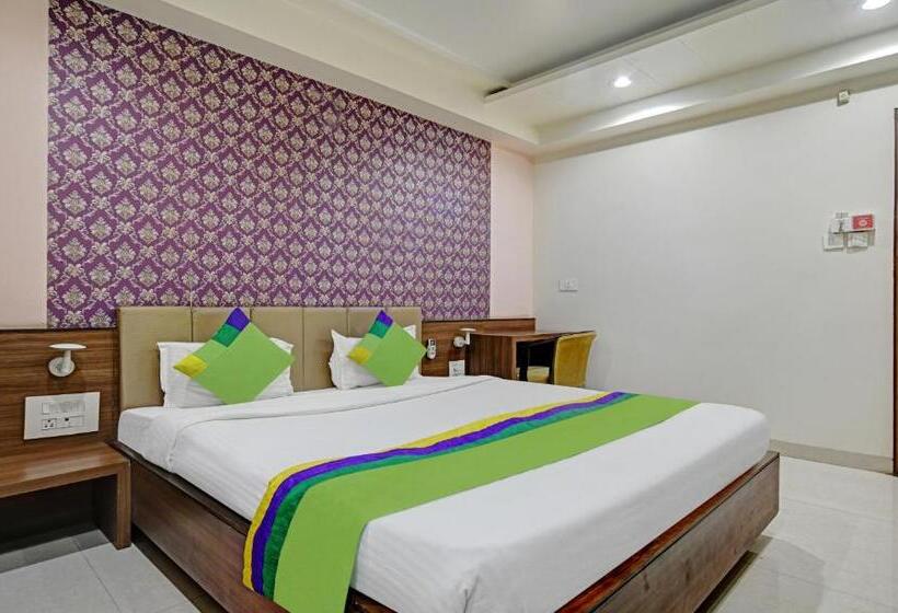 Collection O Hotel Johri Residency