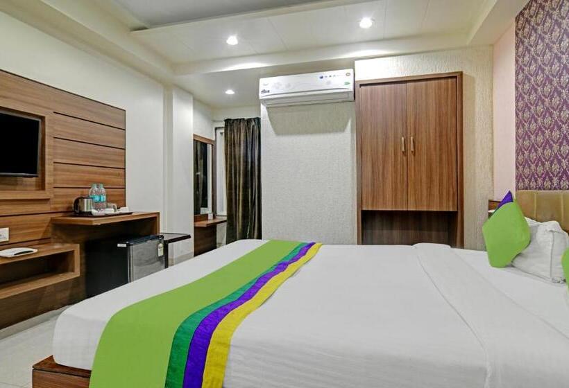 Collection O Hotel Johri Residency