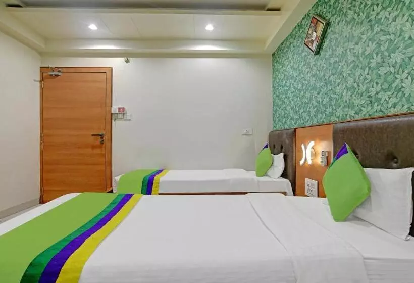 Collection O Hotel Johri Residency