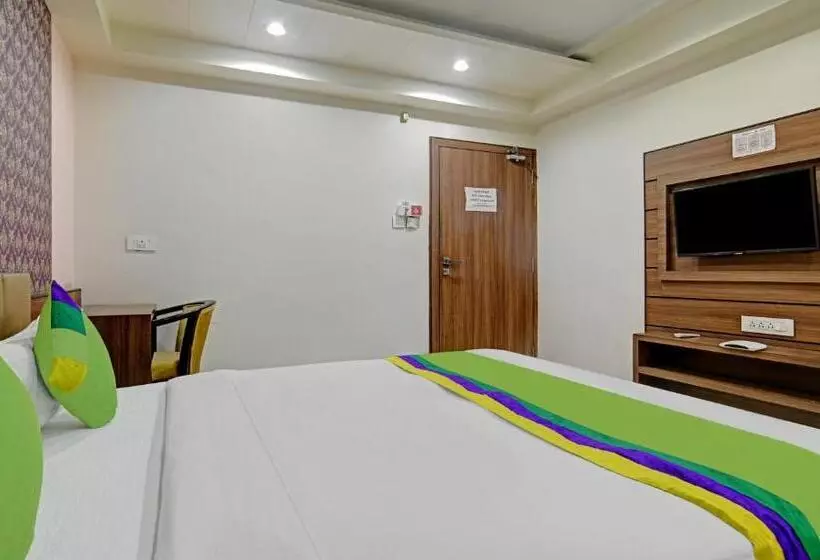 Collection O Hotel Johri Residency