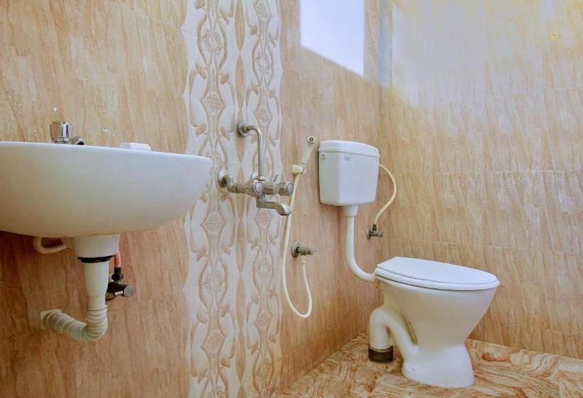 ホテル Oyo Rooms Ecr Road Opposite Spencers