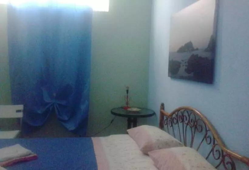 تختخواب و صبحانه Room In Bb Bb Sciddicu Rooms, Lg