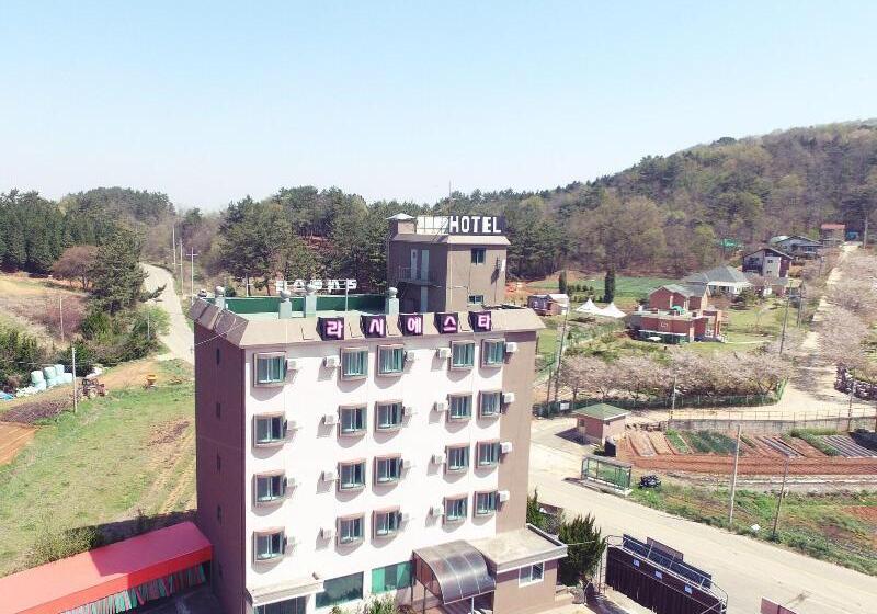 בית מלון כפרי Gunsan La Siesta