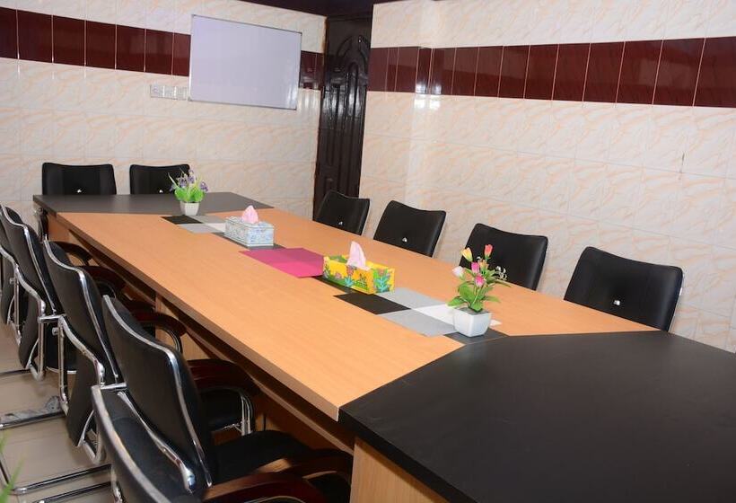 هتل Hilton City Residential