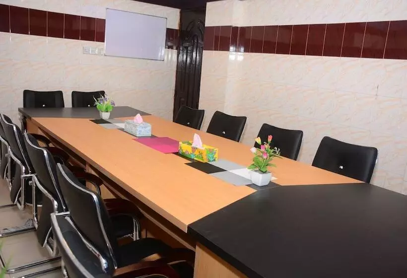 هتل Hilton City Residential