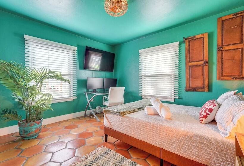 Chandler Home 7 Blocks To Dtwn W/ Backyard Oasis!