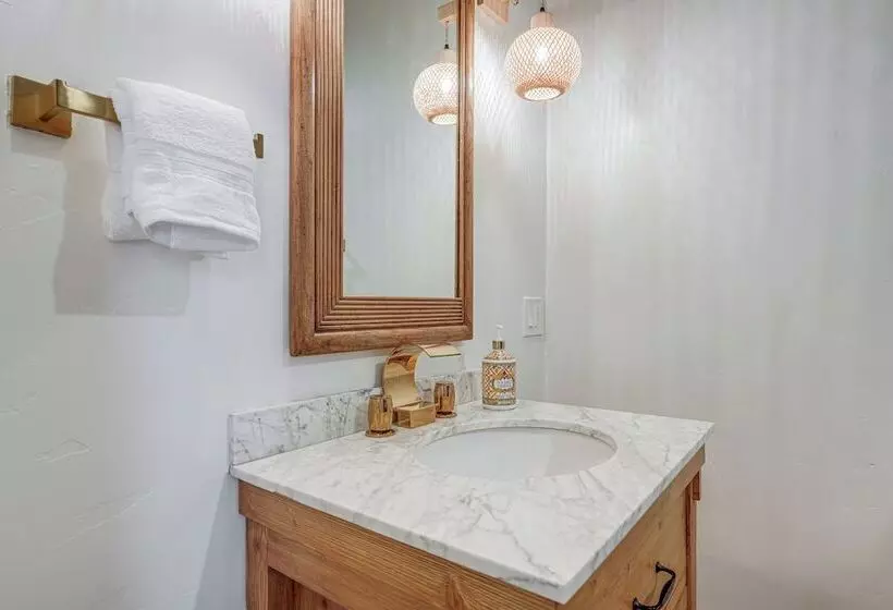 Chandler Home 7 Blocks To Dtwn W/ Backyard Oasis!