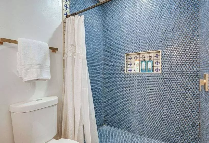 Chandler Home 7 Blocks To Dtwn W/ Backyard Oasis!