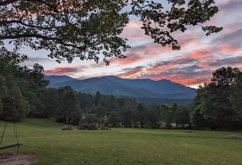 Hotelli Lodge At Mount Mitchell