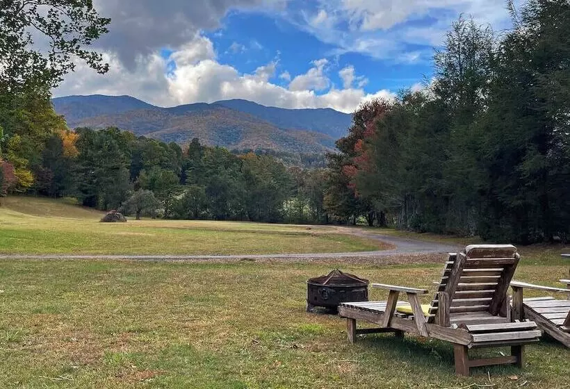 Hotelli Lodge At Mount Mitchell