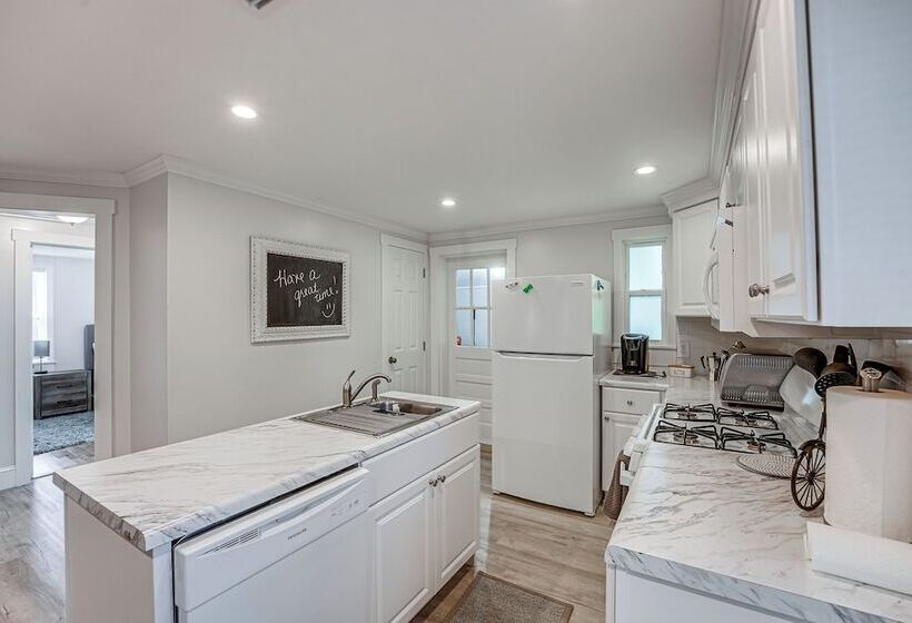 Downtown Thomasville Home W/ Yard & Fire Pit