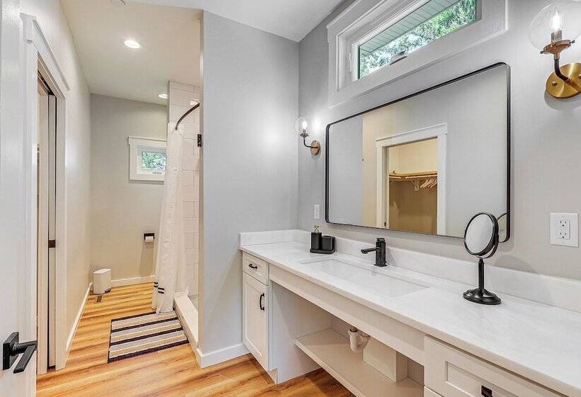 Rock Hall Retreat W/ Balcony Near Park & Marina!