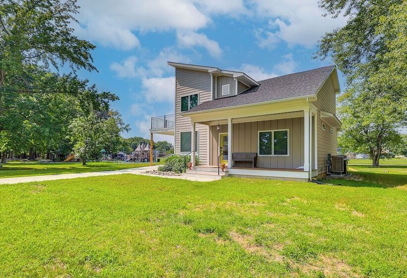 Rock Hall Retreat W/ Balcony Near Park & Marina!