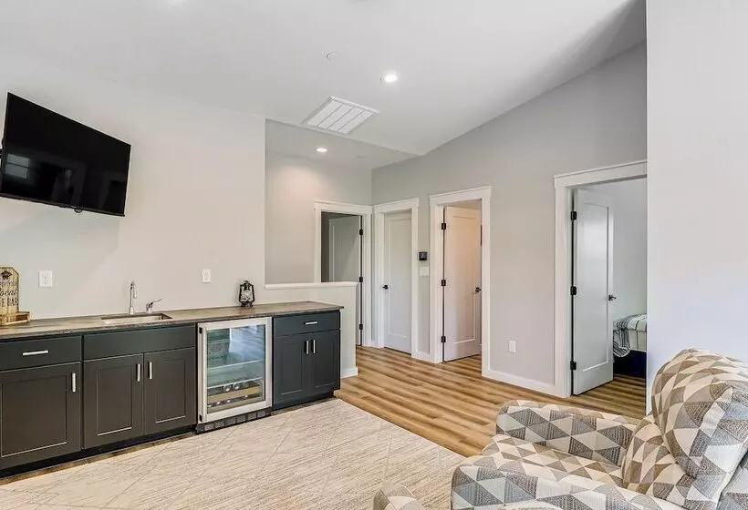 Rock Hall Retreat W/ Balcony Near Park & Marina!