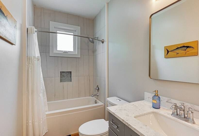 Rock Hall Retreat W/ Balcony Near Park & Marina!