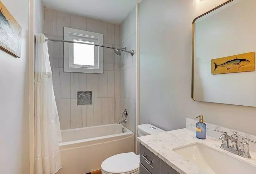 Rock Hall Retreat W/ Balcony Near Park & Marina!