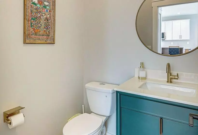 Rock Hall Retreat W/ Balcony Near Park & Marina!